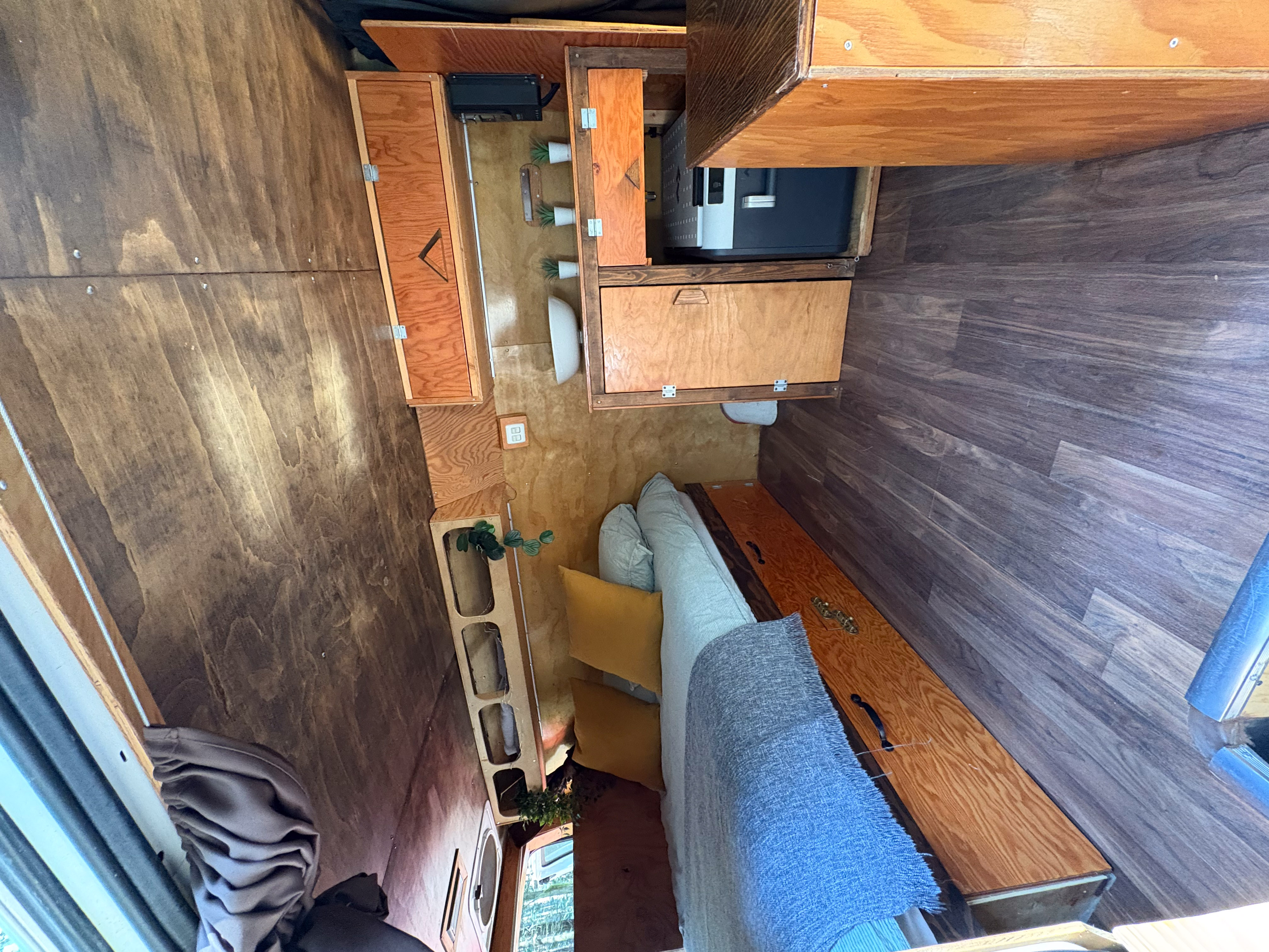 Johnny Savana interior